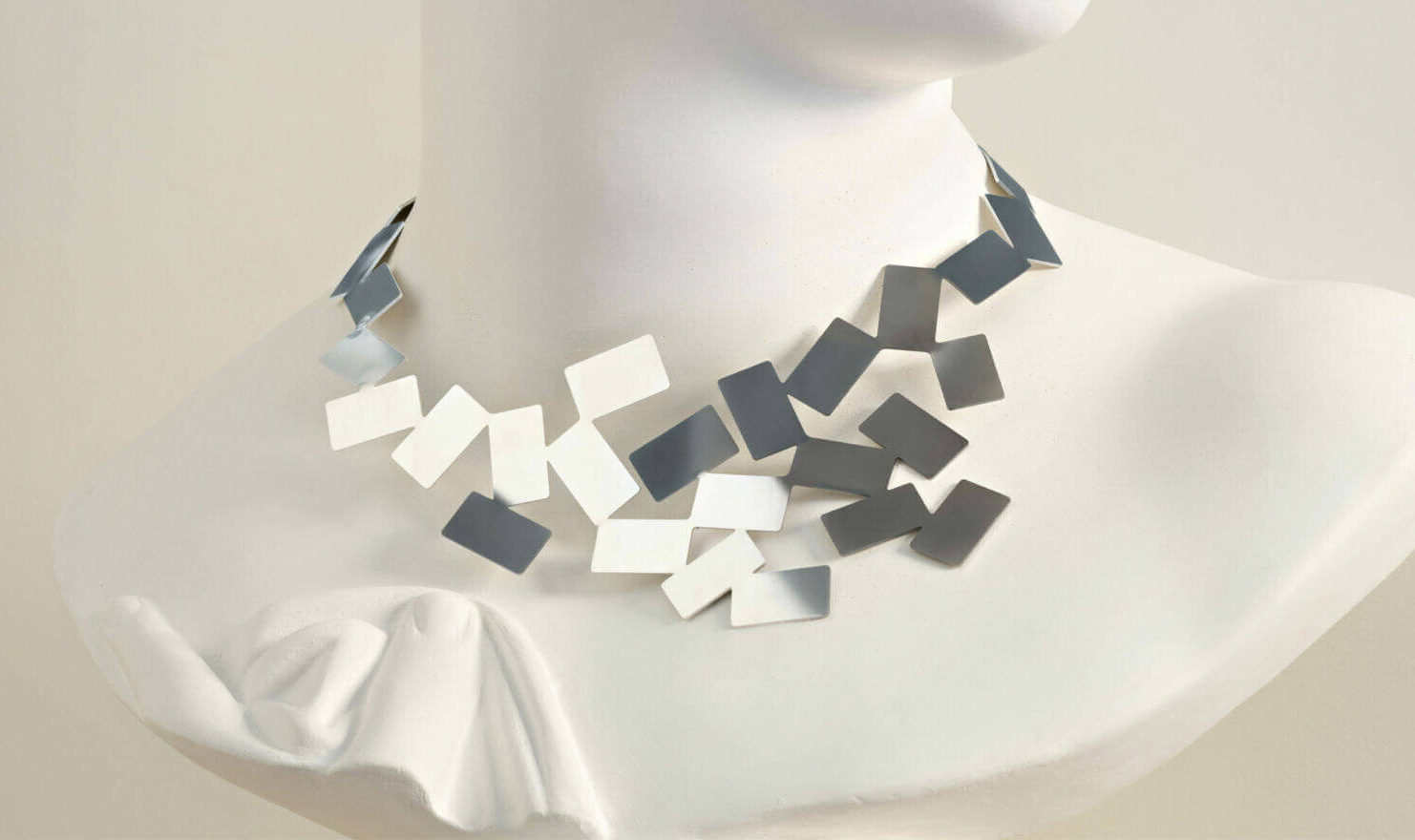 Fiato-sul-Collo-Alessi-Mario-Trimarchi-Design-Jewelry-Product-Artwork-2026 Fiato-sul-Collo-Alessi-Mario-Trimarchi-Design-Jewelry-Product-Artwork-2026