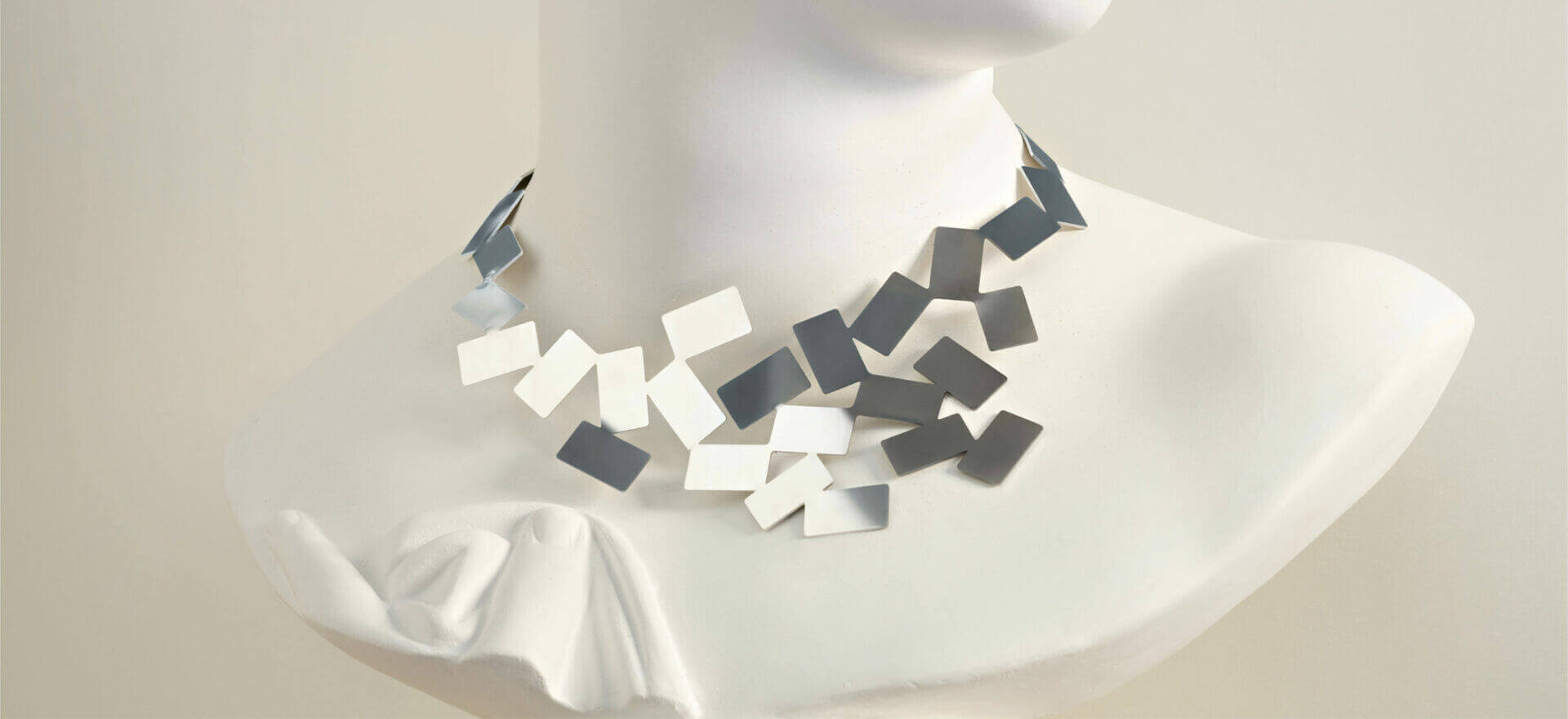 Fiato-sul-Collo-Alessi-Mario-Trimarchi-Design-Jewelry-Product-Artwork-2026 Fiato-sul-Collo-Alessi-Mario-Trimarchi-Design-Jewelry-Product-Artwork-2026